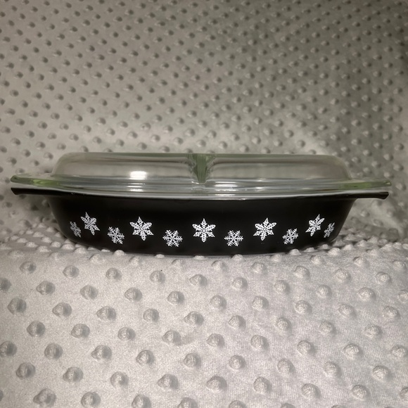 Pyrex Black and White Snowflake Double Sided 1 1/2 Qt Oval Dish with Lid EUC - Picture 3 of 10